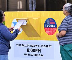 Decenas de millones de estadounidenses están llamados a las urnas este martes.