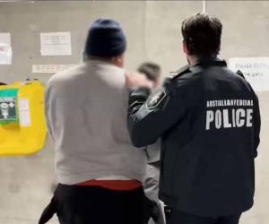 Cinco hondureños y un ecuatoriano, tripulantes de un buque mercante, fueron detenidos en Australia por su presunto papel en el tráfico de cerca de una tonelada de cocaína frente a la costa este del país, informaron este lunes fuentes oficiales.