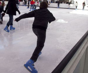 La pista tendrá una capacidad máxima de 45 personas y se pagarán 170 lempiras para disfrutar 30 minutos de patinaje sobre hielo.