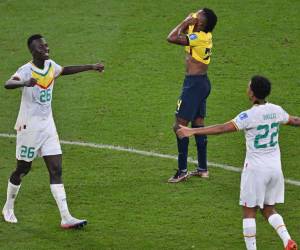 Abdou Diallo y Pape Gueye celebran mientras Reasco se lamenta. Las dos caras del partido entre Senegal y Ecuador.