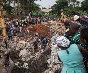 El número de muertos por el derrumbe de un gran vertedero en Kampala, la capital de Uganda, aumentó a 18. Aquí las impresionantes imágenes del lamentable hecho.