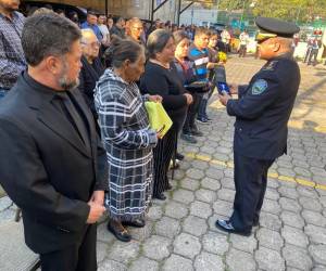 La esposa del comisionado y otros familiares recibieron el reconocimiento póstumo en su nombre.
