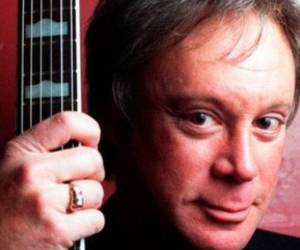 El cantante estadounidense Eric Carmen, intérprete del éxito mundial “All by Myself” en 1975, falleció a la edad de 74 años, anunció el martes su esposa, Amy Carmen.