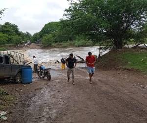 Incomunicados pobladores de Costa de los Amates tras primeras lluvias