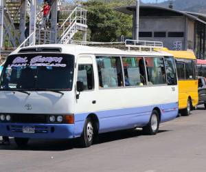 En la capital, unos 1,600 buses tienen permitido circular, pero de esta cantidad solo 1,025 están dando el servicio, muchas unidades se pararon por la pandemia.