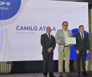 Germán Castañeda, VP de Comunicación Corporativa de Grupo Ficohsa, recibe el reconocimiento de MERCO en representación de Camilo Atala, presidente del grupo, junto a representantes del monitor.