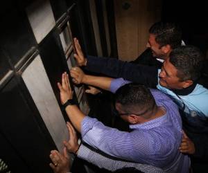 Una jornada de violencia y caos se vivió este martes en el Congreso de Honduras cuando colectivos del Partido Libertad y Refundación (Libre) protagonizaron un zafarrancho en los bajos del Legislativo. Estas son las imágenes de los repudiables incidentes.