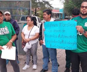 Los padres del Instituto Técnico Luis Bográn protestaron afuera de las instalaciones de la Dirección Departamental de Educación en la capital.