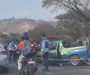 Las seis personas se trasladaban en el mismo vehículo que quedó severamente dañado en su parte frontal.