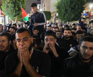 Los palestinos se reúnen en Ramallah, en la ocupada Cisjordania, el 10 de octubre de 2023, para expresar su apoyo a la Franja de Gaza.