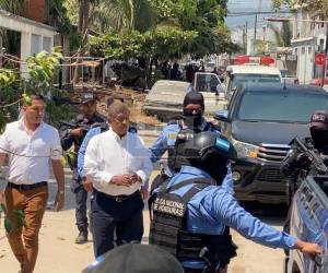 Bajo un fuerte resguardo el exalcalde fue trasaladado a La Ceiba, por suponerlo sospechosos de ser el autor intelectual del crimen del ambientalista Juan López.