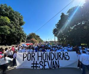 Este sábado 2 de diciembre, una masiva marcha se despliega en Olanchito, Yoro. La nueva manifestación “Por Honduras”, bajo el lema “Libre nunca más”, expresa su desacuerdo con las medidas adoptadas por el gobierno de Xiomara Castro. Estas son las imágenes.