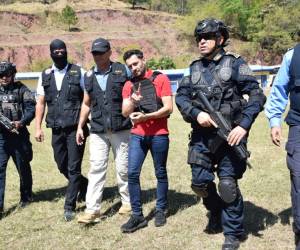 A bordo de un helicóptero de la Policía Nacional, llegó a las instalaciones de la Dirección Nacional de Fuerzas Especiales, conocido como Los Cobras, el extraditable Jorge Luis Aguilar Reyes, de 35 años de edad, quien fue capturado este jueves en la ciudad de San Pedro Sula.