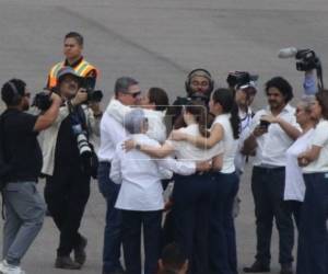 Con un abrazo y un beso de su esposa, Ana García de Hernández, fue recibido Juan Orlando Hernández al regresar a Honduras. El emotivo reencuentro ocurrió este domingo en el Aeropuerto Internacional Palmerola, donde familiares y simpatizantes esperaban la llegada del exmandatario.