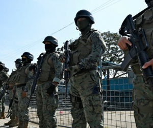 Policías en motocicletas ingresan al penal Guayas 1 en medio de una nueva ola de enfrentamientos.