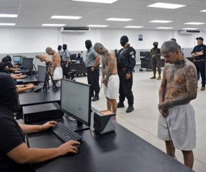 Megacárcel de El Salvador recibe primeros 2,000 pandilleros