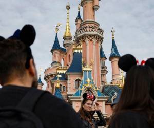 Desde el ratoncito Mickey hasta la princesa Elsa, pasando por el capitán Garfio, más de 500 héroes de Disney cobran vida en esta declaración de amor al estudio de animación.