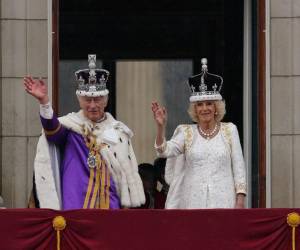 Los reyes saludando desde el balcón del Palacio de Buckingham.
