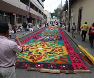 Desde el Jueves Santo decenas de voluntarios trabajan en las alfombras para el Santo Vía Crucis.