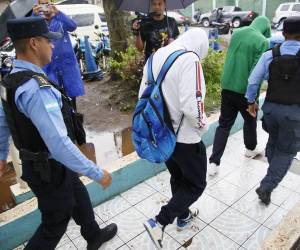 Los dos jóvenes que habían sido detenidos fueron dejados en libertad y fueron entregados a sus familiares.