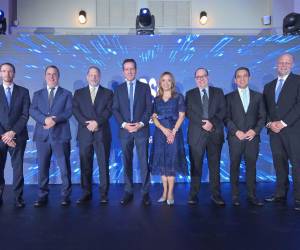 Ejecutivos de Grupo Financiero BSC anteriormente Inversiones Cuscatlan durante la gala de celebración de su 10 años en la Región.