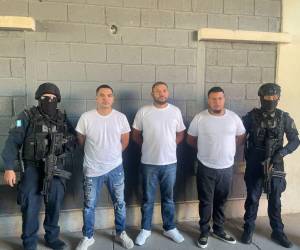Tres hondureños son extraditados a Estados Unidos, acusados por distribución de fentanilo.
