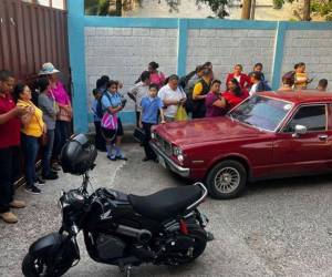 Los protestantes mantuvieron cerradas las instalaciones a la espera de que llegara la ministra del Senaf, Lizeth Coello.