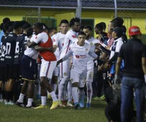 Los jugadores de Olimpia saludaron y abrazaron a sus colegas del Honduras Progreso tras el ejemplar gesto.
