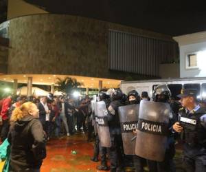 Miembros de la Policía Nacional llegaron a los bajos del Congreso Nacional para evitar que la turba ingresara al Congreso Nacional.