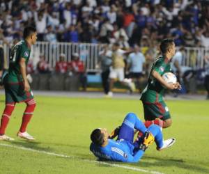 La defensa mexicana no logró contener a Jorge Álvarez, quien centró para Bryan Róchez para sellar el segundo gol de Honduras.