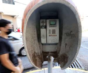 Para cubrirse de la lluvia, del Sol y hasta para rayar son utilizadas las obsoletas cabinas telefónicas que inicialmente daban protección a los teléfonos públicos. Los mismos ya no son funcionales.