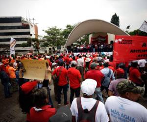 La marcha del 1 de mayo contó con una amplia participación de empleados públicos y la presencia de varios funcionarios y políticos hondureños.