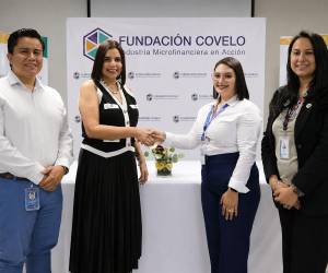 Representantes de Fundación Covelo y Tigo Business celebran la exitosa implementación de Amazon Web Services (AWS), una solución que fortalece la transformación digital de la institución.