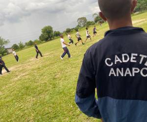 Imagen ilustrativa de los aspirantes a policías realizando actividad física.