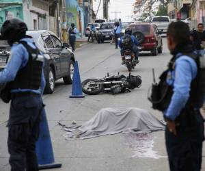 El cuerpo del hondureño quedó tirado en el pavimento cubierto con una sabana gris.