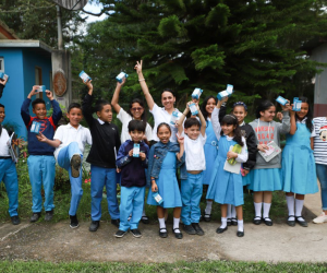 Cada héroe llevó un foco led a sus hogares para comenzar con el cambio ambiental.