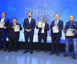 El ministro de Inversiones y secretario ejecutivo del CNI, Miguel Medina, entregó la Guía Sectorial de Inversión en Infraestructura a los representantes de CHICO, CHEC, CICH y CIMEQH.