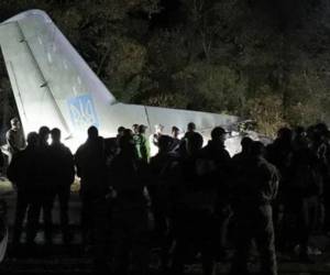 La aeronave, un An-26, perdió contacto mientras sobrevolaba Crimea y fue hallada estrellada en un acantilado, según autoridades rusas.