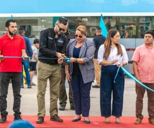 La presidenta Xiomara Castro y el director del INM inauguran oficialmente las renovadas instalaciones de El Amatillo cortando la cinta.