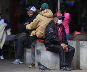 Las autoridades recomiendan abrigarse para evitar enfermedades respiratorias.