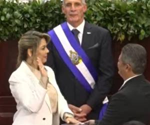 Momento en el que la diputada nacionalista, María Antonieta Mejía, es juramentada como designada presidencial.