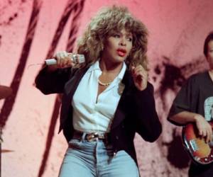 La legendaria cantante Tina Turner, quien sacudió al mundo con sus electrizantes presentaciones durante décadas, falleció a los 83 años.