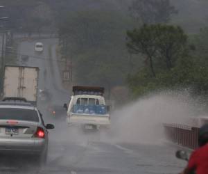 En la capital se reportaron varias calles inundadas producto de al menos 30 minutos de lluvia.