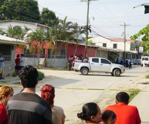 Pobladores consternados observan a varios metros de distancia la escena del crimen en la colonia Santa Martha.