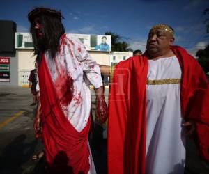 La feligresía católica participó en una representación que recreó la pasión y muerte de Cristo.