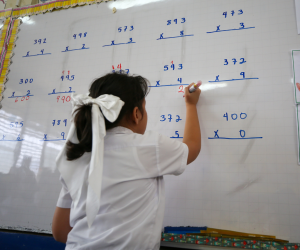 La pequeña Diana tratando de resolver una multiplicación de tres cifras. La niña cursa el tercer grado en el centro educativo Gabriela Mistral de Danlí, El Paraíso.