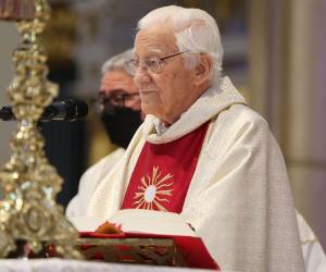 El padre Ángel García, fundador de Mensajeros de la Paz, lleva un mensaje de solidaridad, esperanza y amor a donde quiera que vaya. Aquí en su visita a obras en El Progreso y San Pedro Sula.