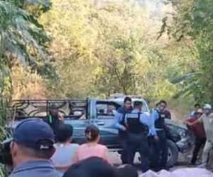 Autoridades de la Policía Nacional llegaron hasta el lugar del fatídico percance donde confirmaron el fallecimiento de una de las hermanas.