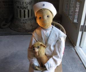 Robert, the doll (Roberto, el muñeco) es un juguete que se supone está poseído por espíritus y suele causas terror, pues se presume que además maldice a las personas que lo irrespetan en el museo en el que se encuentra exhibido en Key West, Florida.