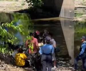 Captura de pantalla de un video que muestra el momento en que sacaban del agua el cuerpo del infortunado hombre.